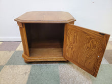 Load image into Gallery viewer, Vintage Oak End Table With One Door