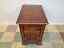 Load image into Gallery viewer, Mahogany End Table With Inlay