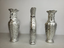 Load image into Gallery viewer, 3 Decorative Flower Vases With Battery Operated Clock