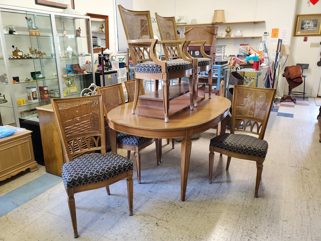 Vintage Dining Table Set With 6 Chairs and 2 Extension Leaves By Thomasville Furniture