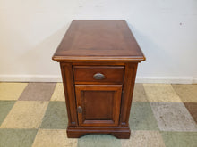 Load image into Gallery viewer, Mahogany End Table With Inlay
