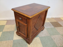 Load image into Gallery viewer, Mahogany End Table With Inlay
