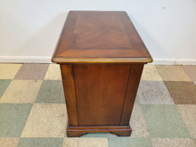 Load image into Gallery viewer, Mahogany End Table With Inlay
