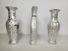 Load image into Gallery viewer, 3 Decorative Flower Vases With Battery Operated Clock
